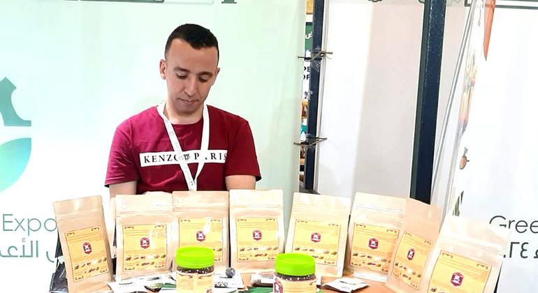 (أرشيف) أحد المشاركين في معرض الأعمال الخضراء الذي نظمته منظمة اليونيدو في مصر في 2024.